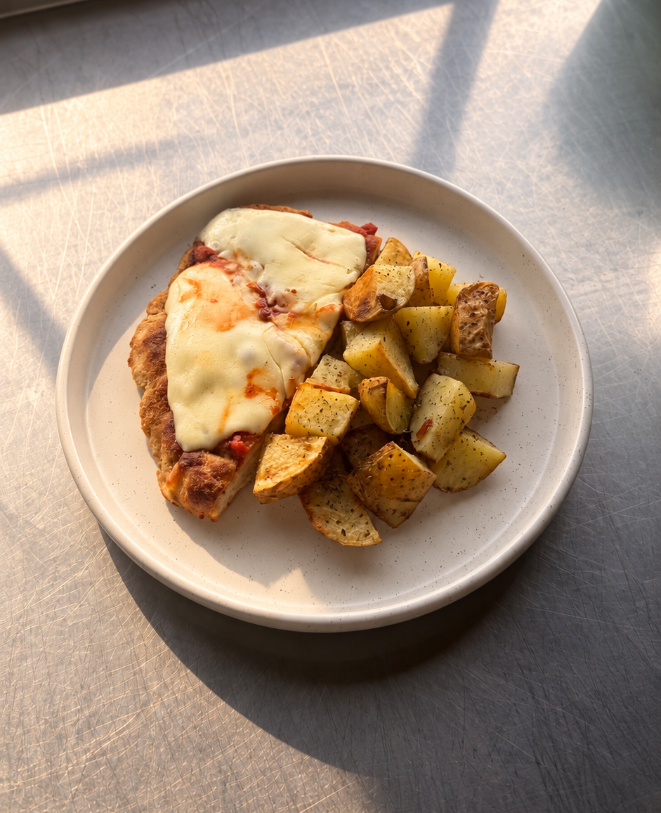 Milanesa de pollo a la napolitana con papas asadas